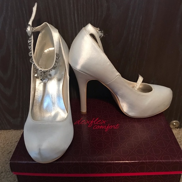 Beautiful wedding pumps with bedazzled ankle strap - Picture 2 of 5